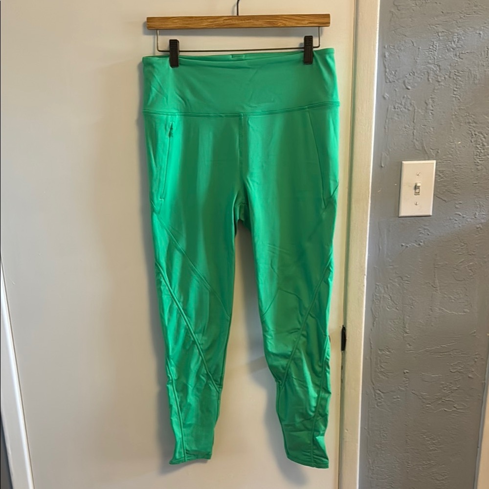 Lilly Pulitzer Large Luxletic Weekender Leggings in Gustavia Green - Picture 2 of 5